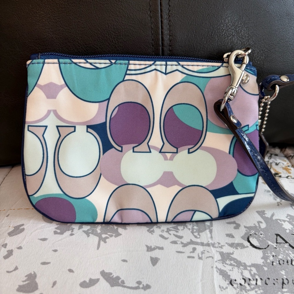 Coach Ashley Scarf Print Wristlet EUC - Picture 7 of 7